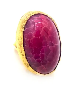 ANILLO GRANDE FUCSIA CON INCREÍBLE PIEDRA NATURAL BAÑADO EN ORO DE ALTA BISUTERÍA