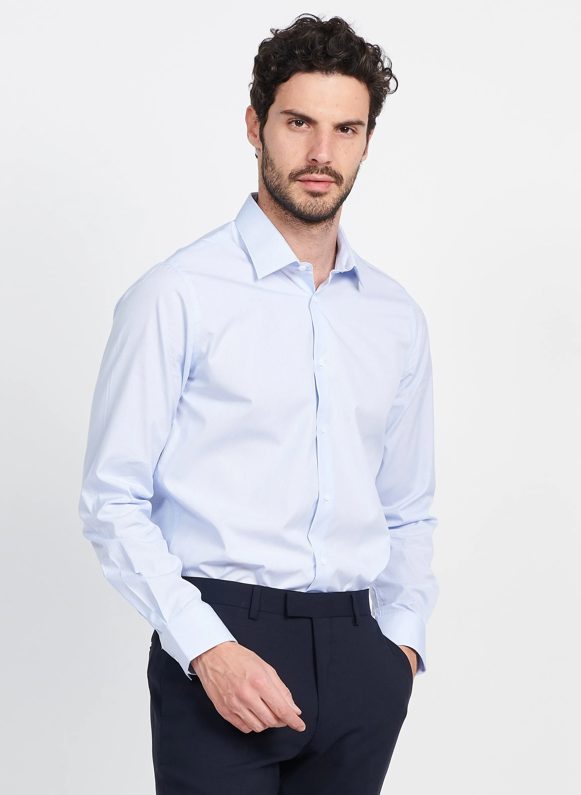 Camisa slim fit de algodón a rayas con cuello clásico en azul