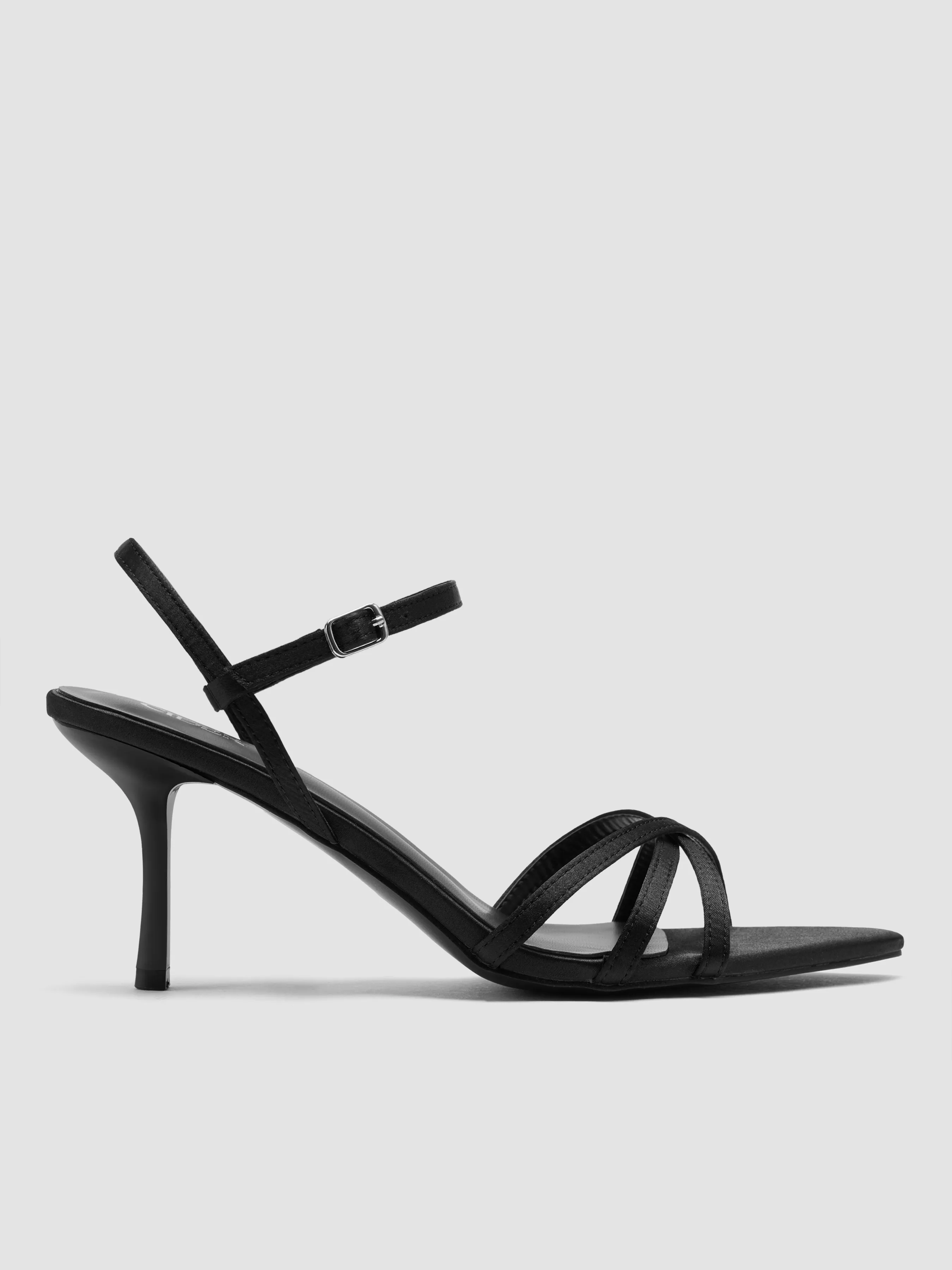 Tacones con correa trasera